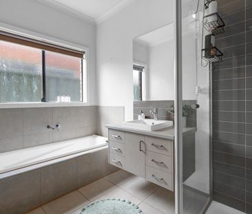 94 Dusseldorp Avenue, Pakenham VIC 3810 - House For Rent | Domain - Photo 4