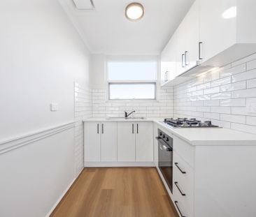 Fully renovated unit with private courtyard! - Photo 1