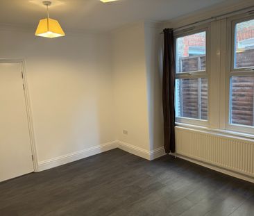 2 Bed Flat, Garratt Terrace, SW17 - Photo 3