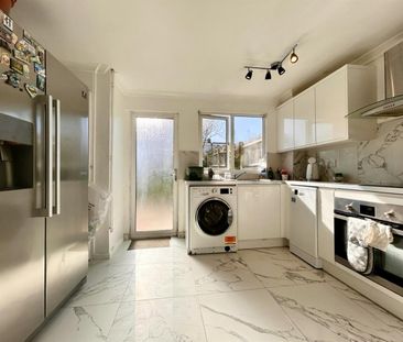3 Bedroom House - Mid Terrace To Let - Photo 4