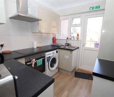 1 bedroom House Share to let - Photo 5
