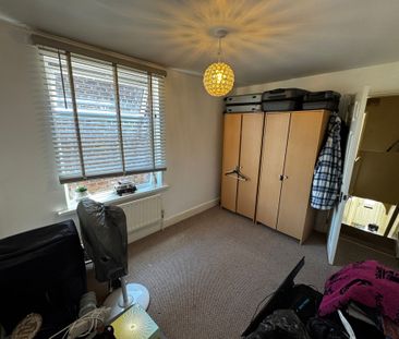 A large three-bedroom terraced house. Offering an ideal family home... - Photo 4