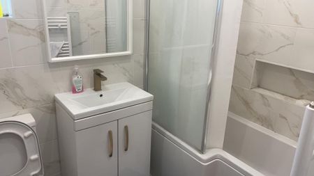 Room in a Shared House, Ilfracombe Gardens, RM6 - Photo 3