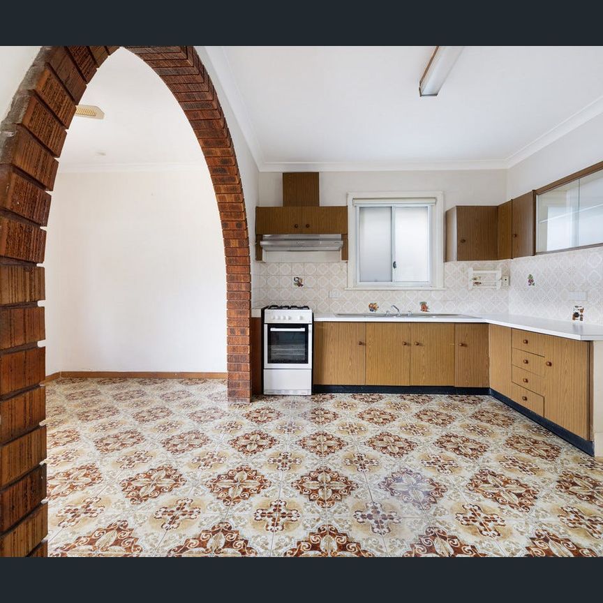 Large freestanding house in desirable tree-lined street - Photo 1