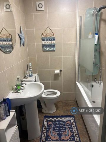 1 bedroom in a flat share to rent - Photo 2