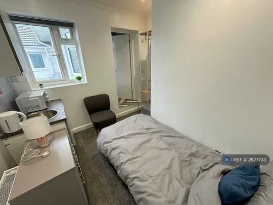 1 bedroom in a house share to rent - Photo 1