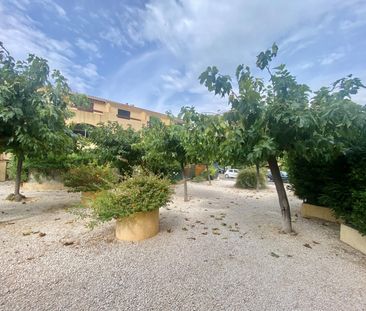 Studio a l'année - meublé - terrasse ² DOMAINE DE PINS LA LONDE - Photo 4