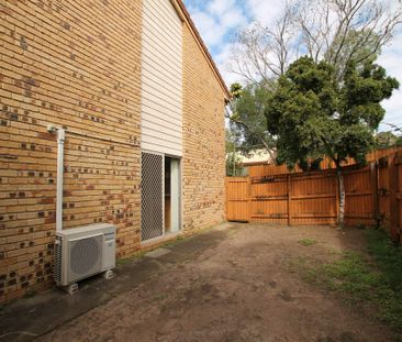 End Townhouse with Dual Courtyards Walk to Hyperdome & Easy M1 Access - Photo 1