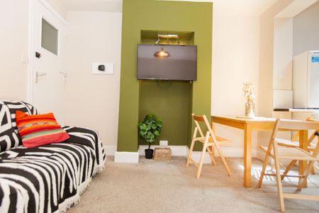 5 bedroom detached house to rent - Photo 3