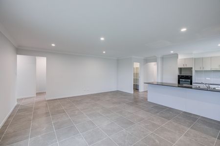 Brand New Family Home - Park Lane Estate! - Photo 3