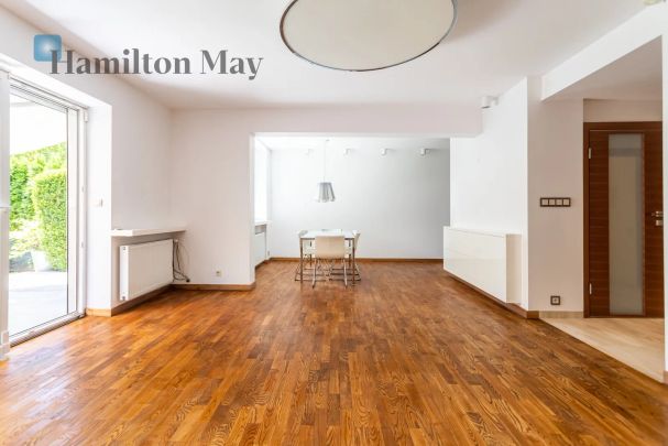 Elegancko wykończony dom położony na zacisznym osiedlu na Mokotowie - Photo 1