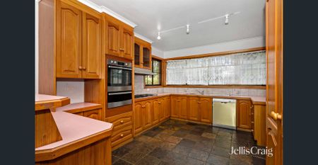 Huge family home in quiet leafy location! - Photo 5