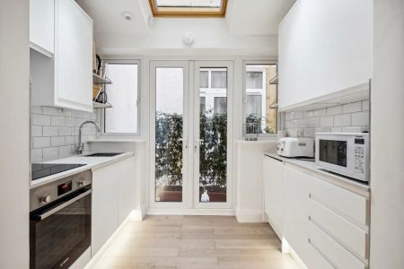 2 bedroom flat in London - Photo 4