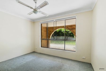 SPACIOUS TWO BEDROOM GROUND FLOOR UNIT - GREAT LOCATION! - Photo 5