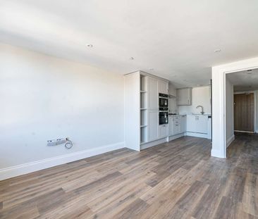 Spacious and well-presented two-bedroom third-floor apartment offer... - Photo 3