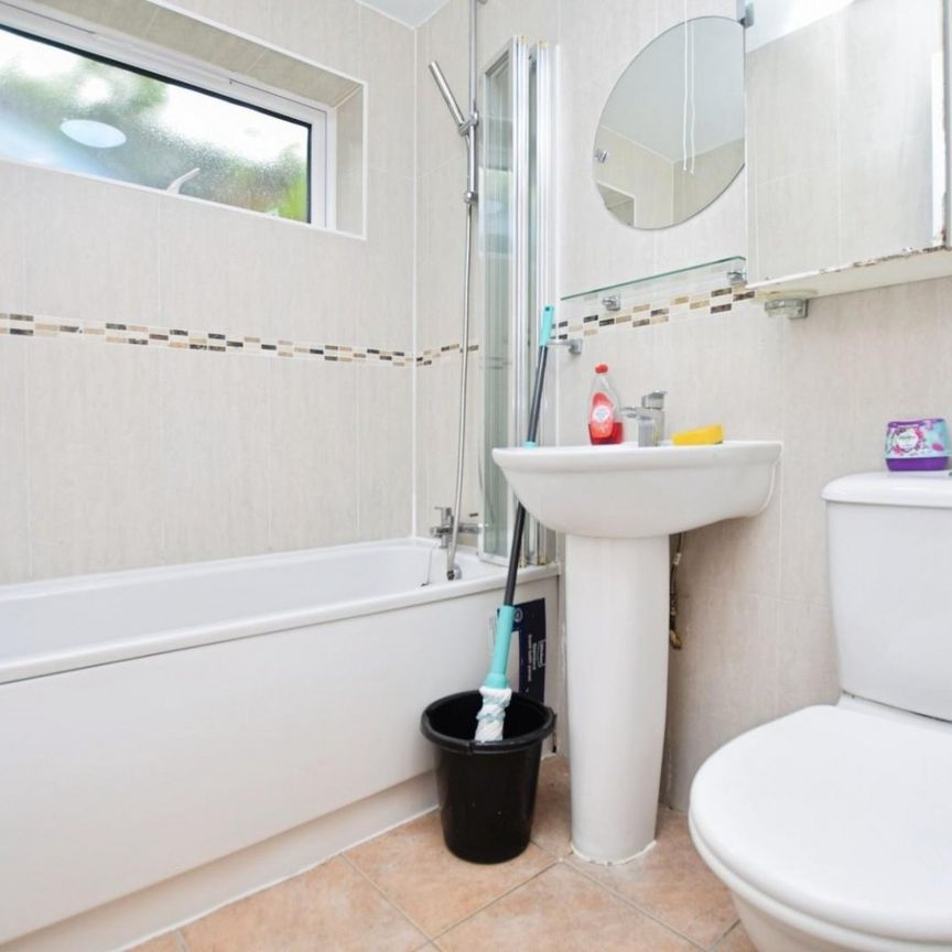 1 bedroom Flat To Let Total Size: 420 SQ FT - Photo 1