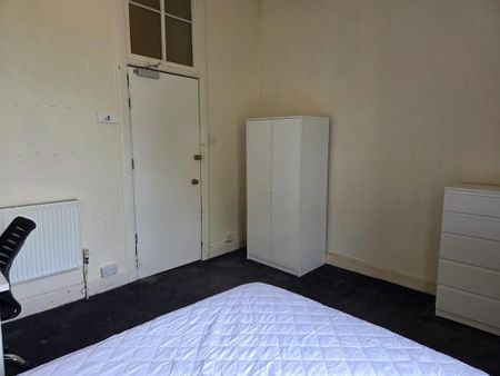 4 bedroom apartment to rent - Photo 4