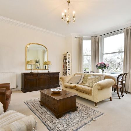 A bright and spacious two bedroom property set in a beautiful period conversion in Putney. - Photo 3