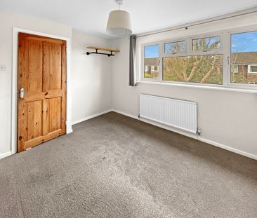 A three bedroom mid-terrace house with a private garden and a garag... - Photo 6