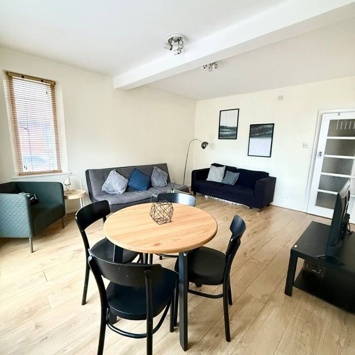 2 Bed Flat, Shepherds Bush Road, W6 - Photo 1