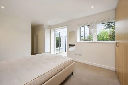 5 bedroom maisonette in London - Photo 5