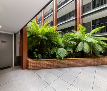 Contemporary Living With Amazing City Views - Photo 3