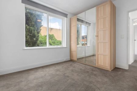 Bright Two-Bedroom Apartment in Prime Richmond Location - Photo 5