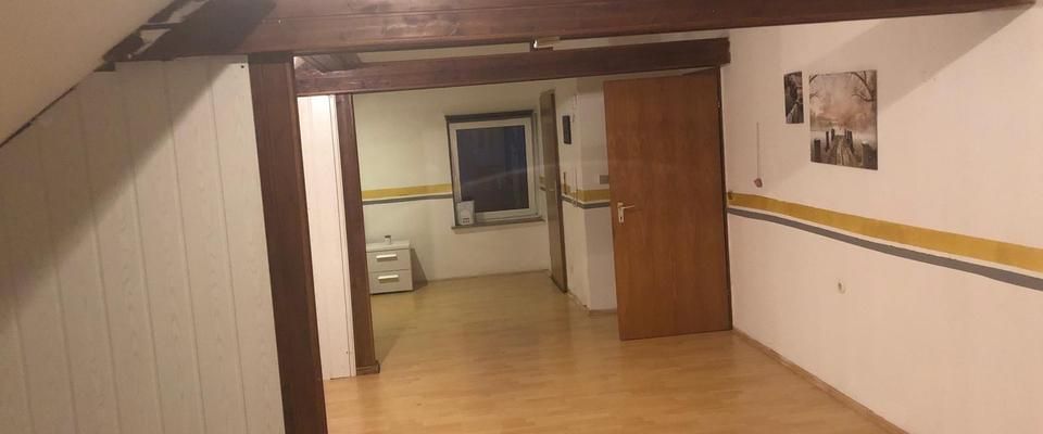 Geräumige DG Wohnung - Photo 1