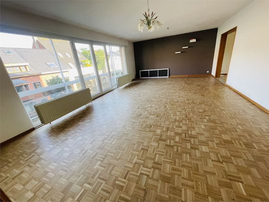 Sint-Andries,ruim zonnig vernieuwd energiezuinig appartement van 128 m2 , living van 47m2, 2 slaapkamers en open bureau - Photo 1