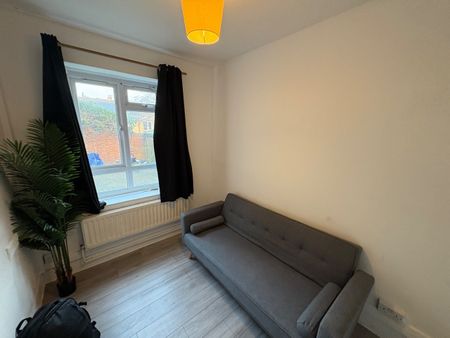 2 Bed Flat, Nelsons Row, SW4 - Photo 2