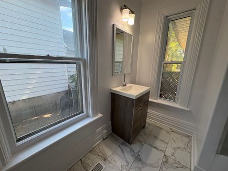 For Lease - 581 Paterson Street, Peterborough Central, Ontario - Photo 5