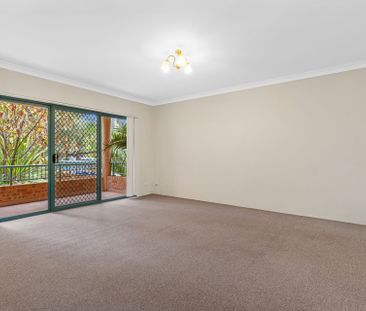 Walk to shops, restaurants and station.... - Photo 1