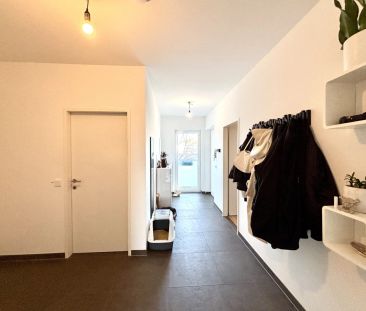 Dachgeschosswohnung mit vollausgestatteter Küche und 12 m² Loggia - Photo 2