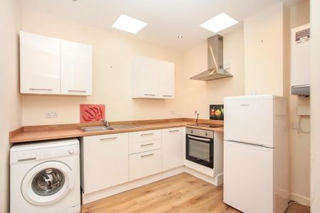 3 bedroom flat to rent - Photo 4