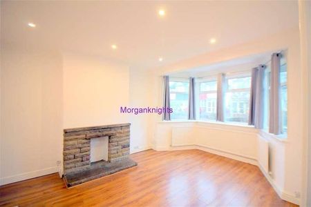 Deynecourt Gardens, Wanstead, E11 - Photo 2