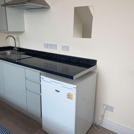 Friern Barnet Road, London, N11 - Photo 3