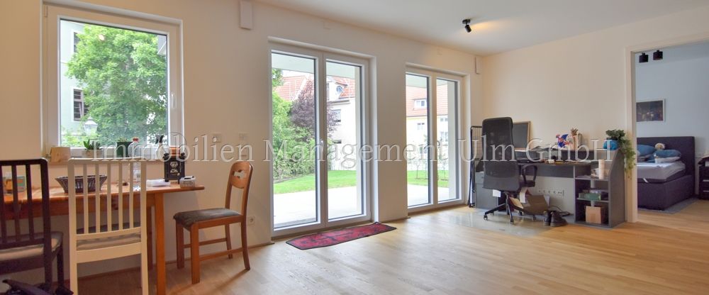 Wunderschöne neuwertige 2-Zimmer-EG-Wohnung mit Terrasse und Tiefgaragenstellplatz! - Foto 1