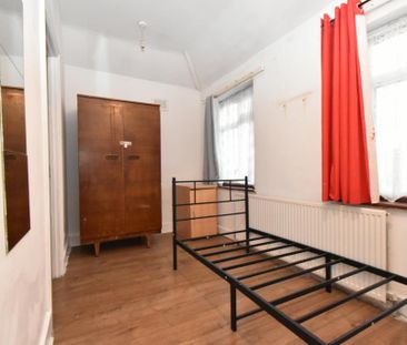 5 bedroom end of terrace house to rent - Photo 3