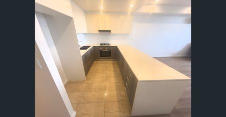 Modern Two-Bedroom Apartment with Uninterrupted District View - Photo 3