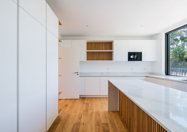 Moradia T6 de arquitetura moderna inserida no Golfe de Oeiras