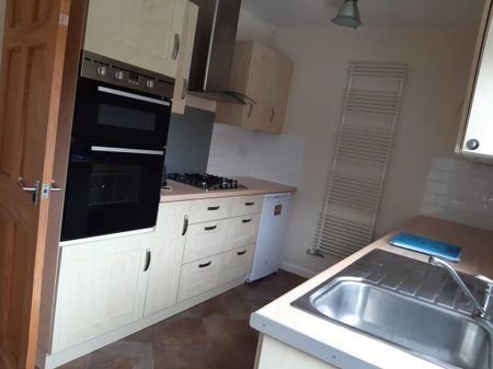 3 bedroom terraced house to rent - Photo 5
