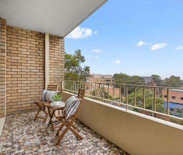 Light Filled & Renovated with Shimmering City Skyline & Harbour Views - Photo 6