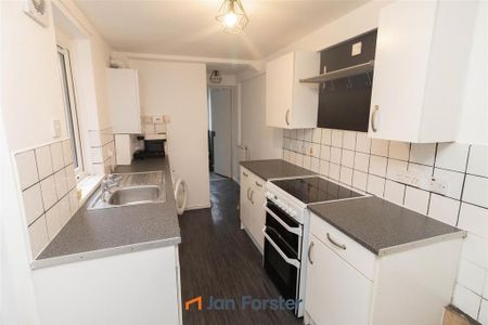 2 bedroom ground floor flat to rent - Photo 3