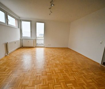 Familienfreundliche Wohnung mit Balkon, Terrasse und Parkplatz - Photo 1