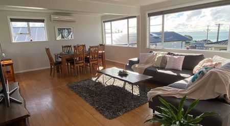 5-Bedroom, 2-Bathroom Family Home in Stanmore Bay - Photo 2