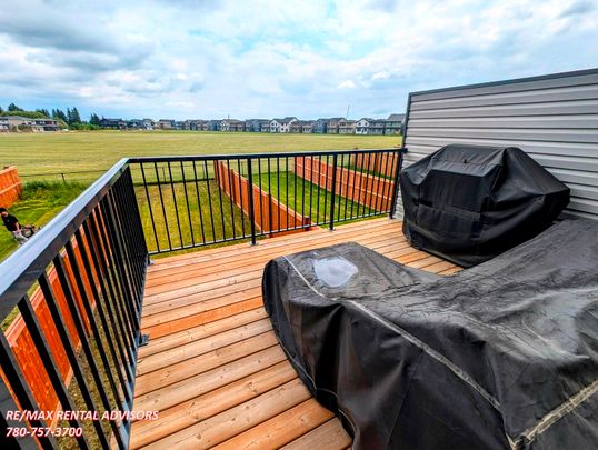 EXECUTIVE 3 BED 2.5 BATH, 2 STOREY TOWNHOUSE W/ ATTACHED TANDEM DOUBLE GARAGE IN THE COMMUNITY OF GLENRIDDING - Photo 1