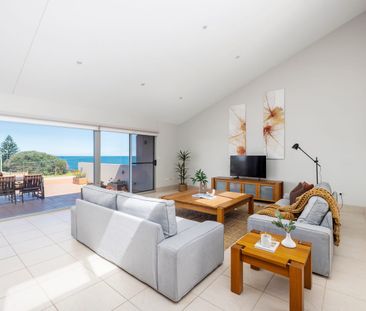 Four bedroom home with stunning ocean views - Photo 2