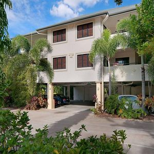 Spacious Ground-Floor Apartment with Poolside Access - Photo 3