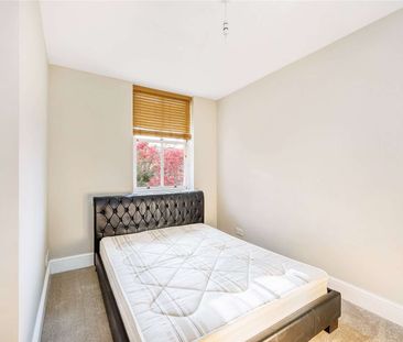 A bright and spacious first floor flat with off street parking for ... - Photo 1
