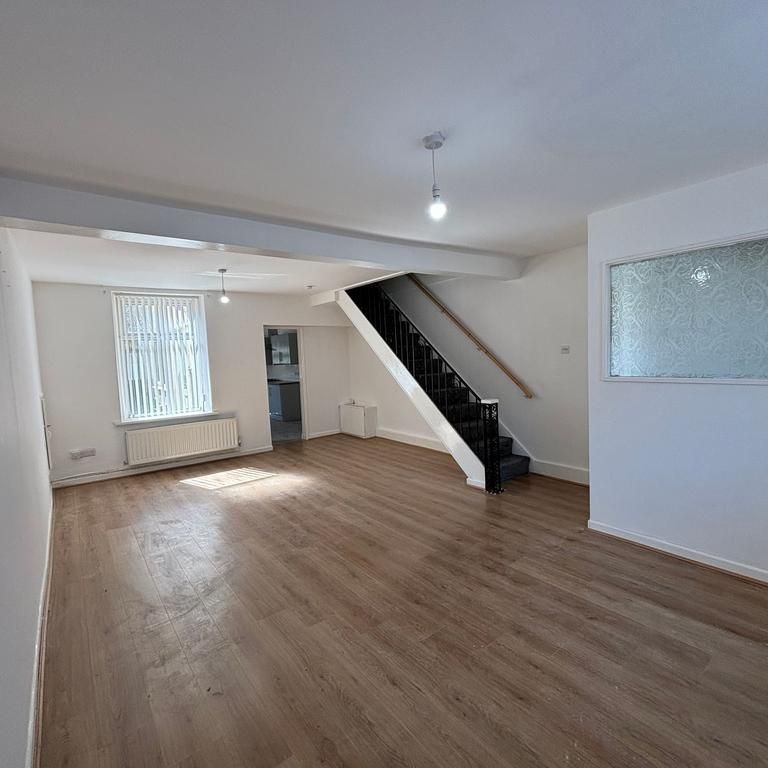 3 bedroom end of terrace house to rent - Photo 1